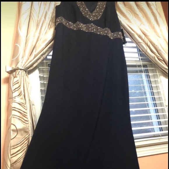 Evening dress - Picture 3 of 10